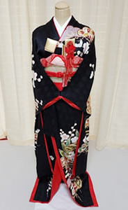 黒色のリメイク引き振袖