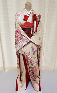 ベージュ色のリメイク引き振袖