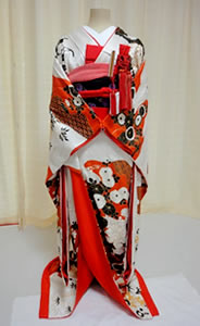 赤色のリメイク引き振袖