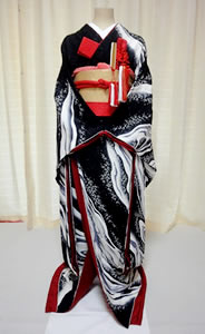 黒色のリメイク引き振袖