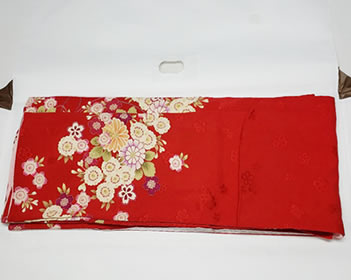 たとう紙から着物を広げた様子