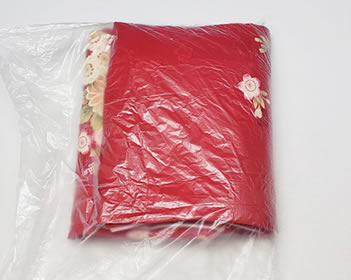 着物を包んだたとう紙をビニールで包んだ様子
