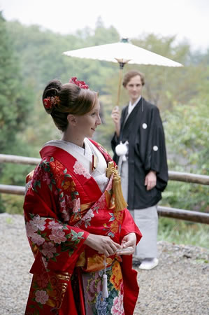 赤い色打掛を着る外国人花嫁