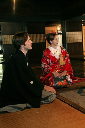 飛騨の里の和風建築の中でウェディングフォト