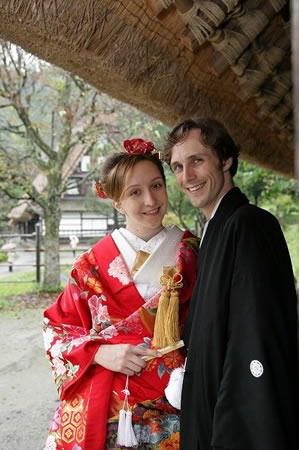 飛騨の里で赤い色打掛を着る花嫁