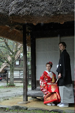飛騨の里でフォトウェディングを撮る外国人の新郎新婦