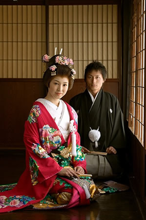 飛騨の里で赤い色打掛の花嫁と紋付の花婿