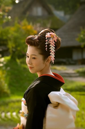 飛騨の里で黒い引き振袖を着る花嫁