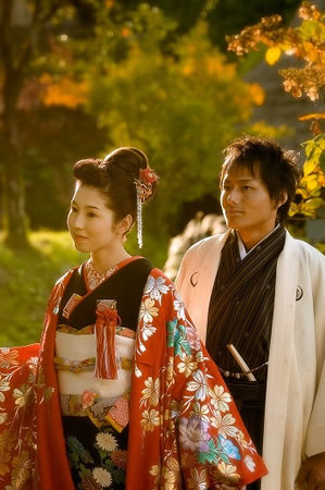 飛騨の里で色打掛を着る花嫁と白の紋付きの花婿