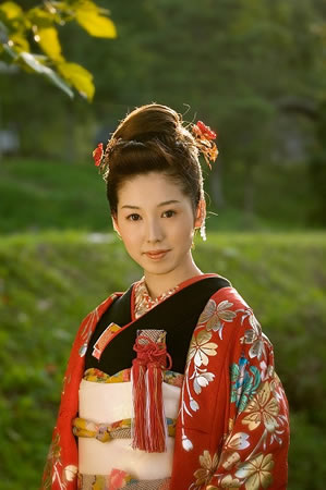 飛騨の里で黒い引き振袖の上に赤い色打掛を着る花嫁