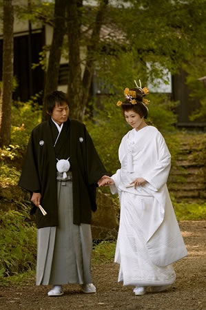 飛騨の里で白無垢の花嫁をエスコートする紋付の花婿