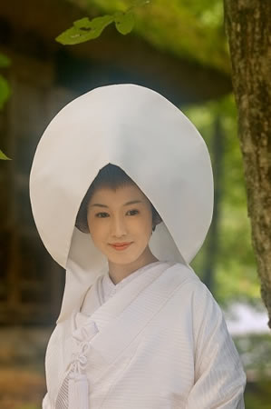 飛騨の里で綿帽子を被った白無垢の花嫁