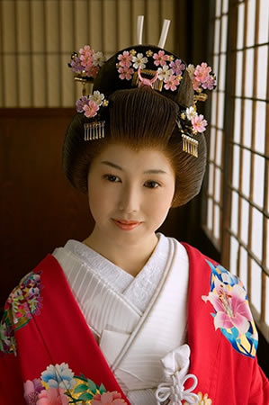 飛騨の里の室内で色打掛を着た花嫁