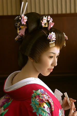 飛騨の里の室内で色打掛を着た新婦