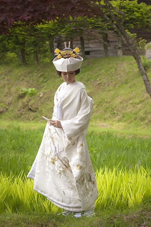 飛騨の里で角隠しを被った白無垢の花嫁