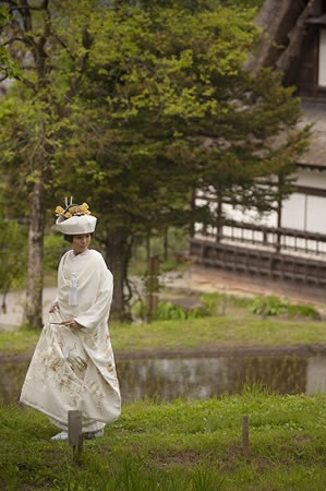 飛騨の里で田んぼの横を歩く花嫁
