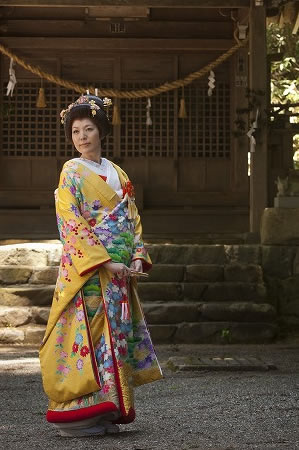 日枝神社で黄色の色打掛の花嫁
