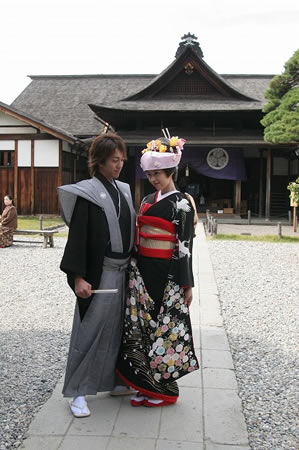 高山古い町並みの黒引き振袖のフォトウェディング