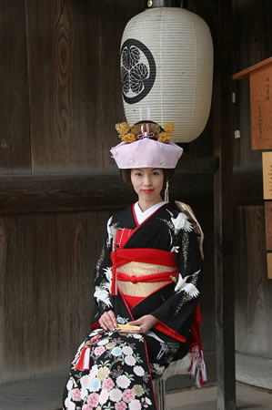 高山古い町並み黒引き振袖