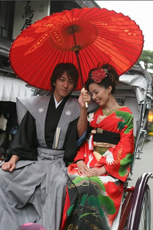 高山古い町並み赤い引き振袖ウェディングフォト