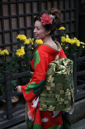 高山古い町並み赤い引き振袖ウェディングフォト