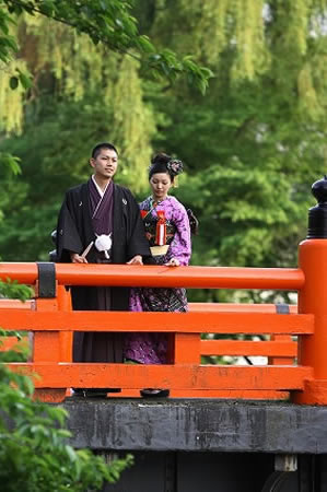 高山古い町並み橋の上でウェディングフォト