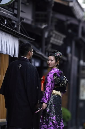 高山古い町並みでの新郎新婦のウェディングフォト