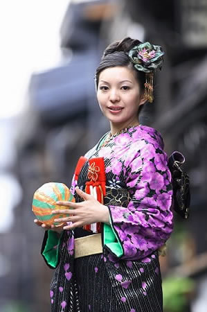 高山古い町並みでマリを持つ花嫁