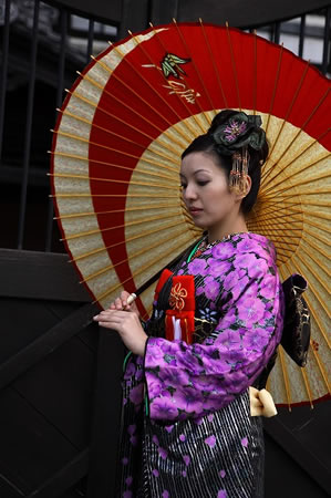 高山古い町並み和傘を持つ花嫁のウェディングフォト