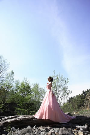 高山市の河川敷のウェディングフォト