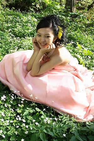 高山市の森の中で座る花嫁を上から撮影した花嫁