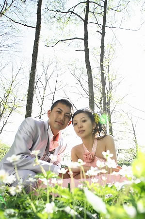 ローアングルから撮影された森の中のウェディングフォト