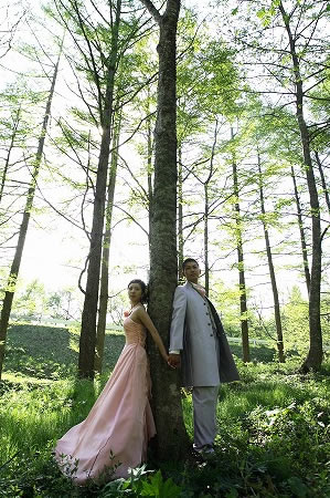 流れる滝の横で白無垢姿の花嫁