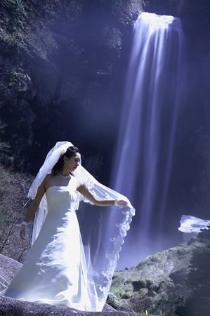 光に照らされたウェディングドレスの花嫁