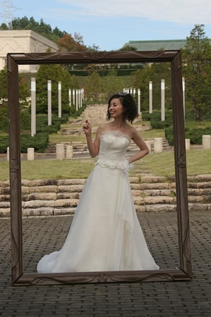 額縁の中でウェディングドレス姿の花嫁