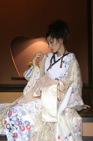 料亭の中で白無垢姿の花嫁