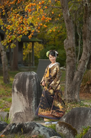 白川郷で黒と金の色打掛を着る花嫁