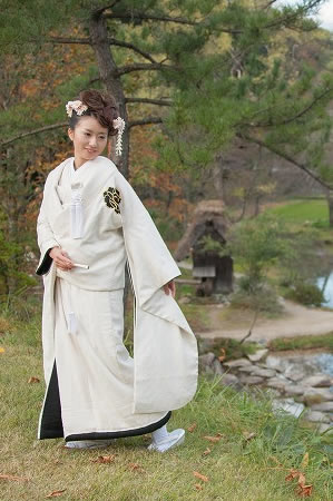白川郷で白色の打掛を着る花嫁