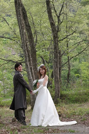 白川郷の森でウェディングドレス姿の写真
