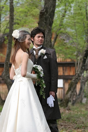 白川郷でウェディングドレス