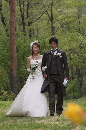 白川郷の森なの中を散策するウェディングフォト