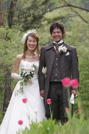 白川郷の森の中でブーケをもって散策