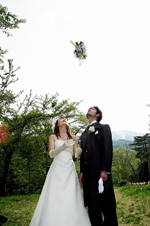 白川郷の森の中でブーケトス