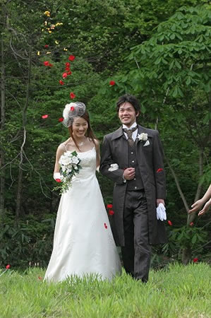 白川郷の森の中で疑似結婚式のウェディングフォト