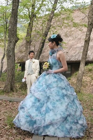 白川郷で水色のドレスを着た花嫁のウェディングフォト