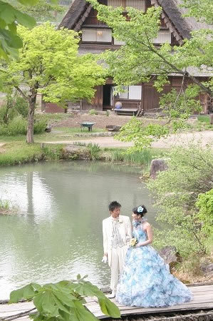 白川郷でスカイブルーのドレスを着た花嫁