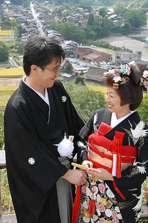 田んぼが広がる町を背にしたウェディングフォト