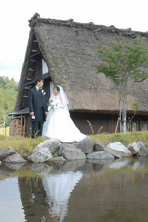 白川郷の合掌造りの前でウェディングフォト