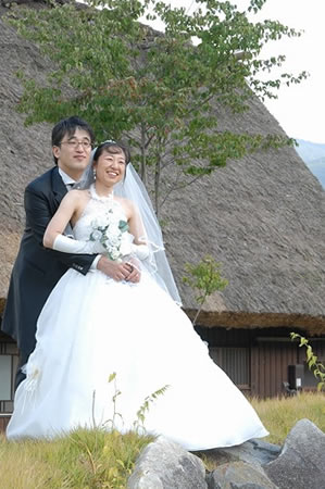 白川郷でウェディングドレス姿の花嫁