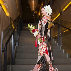 黒色のリメイクした振袖を着る花嫁